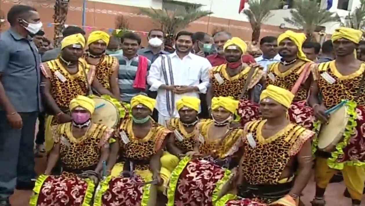 పంచెకట్టులో ఆకట్టుకున్న ఏపీ సీఎం జగన్..