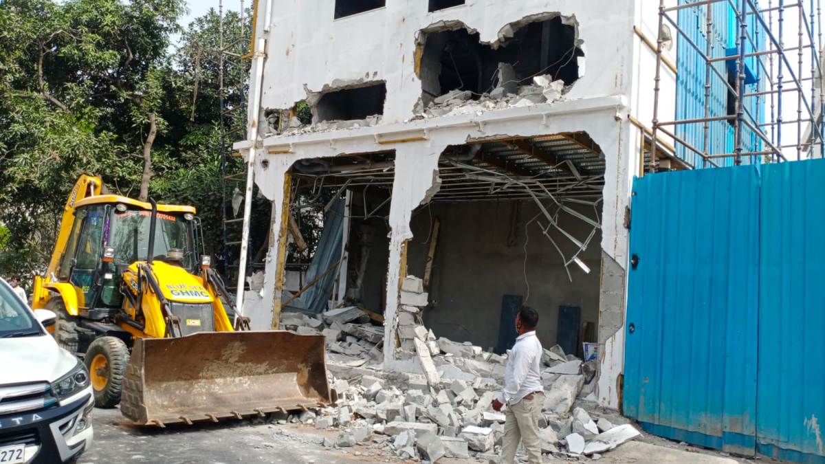 Mp cm ramesh | మరోసారి ఫుట్‌పాత్‌ ఆక్రమణలకు పాల్పడిన ఎంపీ సీఎం రమేష్‌.. నేలమట్టం చేసిన జీహెచ్‌ఎంసీ సిబ్బంది