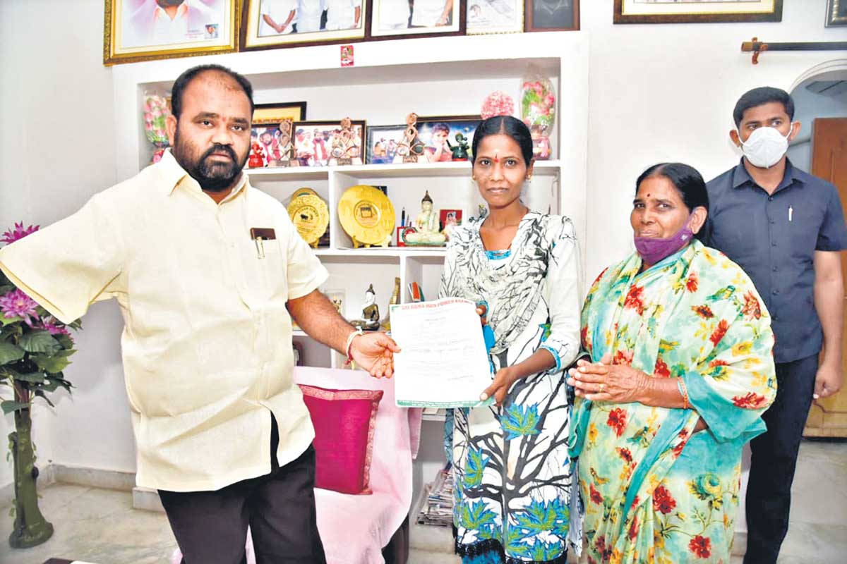 మాటిచ్చి.. నిలబెట్టుకొని