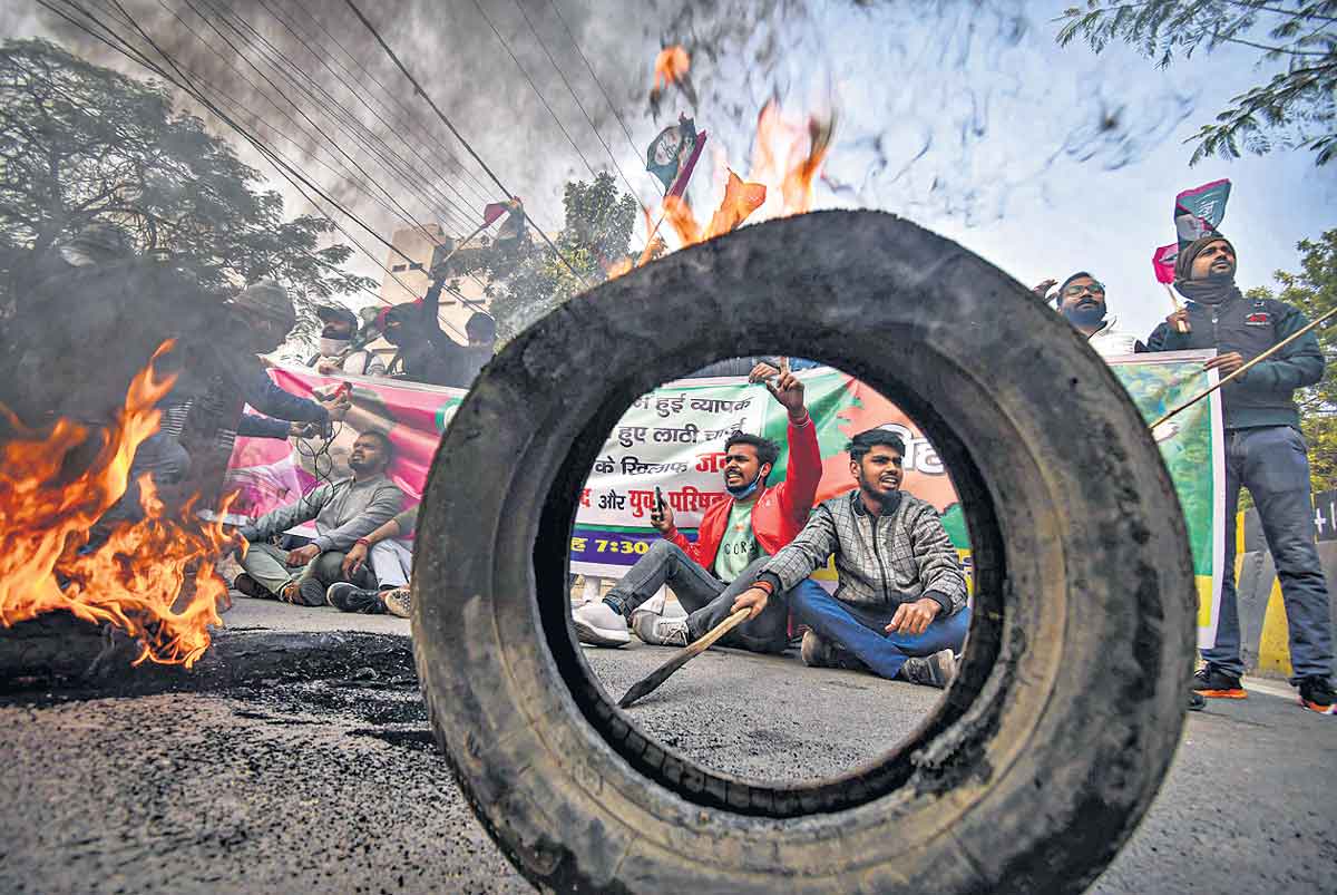 రైల్వే పరీక్షల్లో అక్రమాలపై నిరసన
