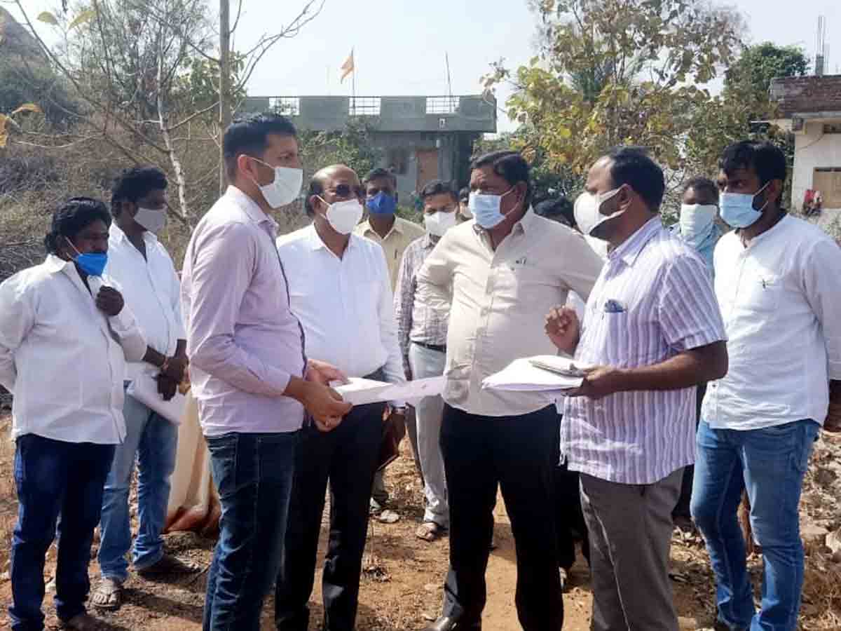 Rangareddy : భూములను పరిశీలించిన జాయింట్‌ కలెక్టర్‌ ప్రతీక్‌జైన్‌..