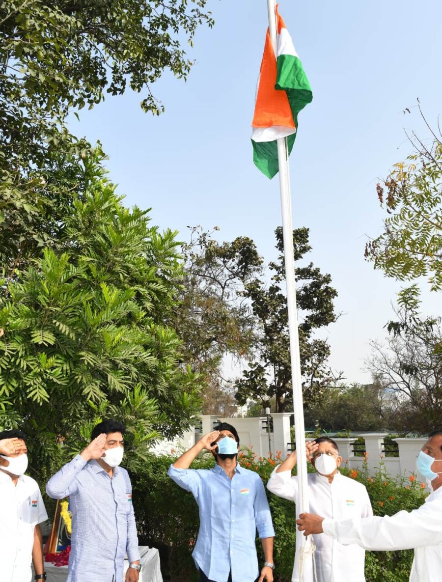 Ram charan | జెండా ఎగురవేసిన రామ్‌చరణ్‌