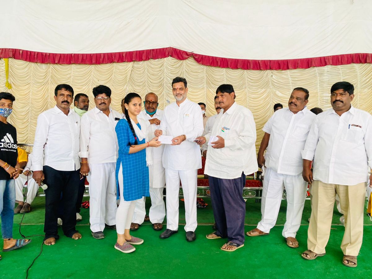 English medium |ఇంగ్లీష్‌ మీడియం చదువు పేద విద్యార్ధులకు వరం : డాక్టర్‌ వకుళాభరణం