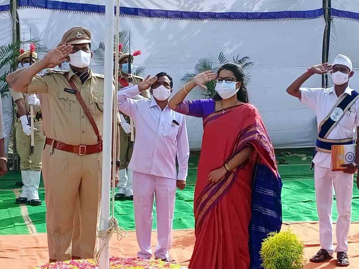 Vikarabad : రెపరెపలాడిన జాతీయ జెండా.. కొవిడ్‌ నిబంధనలతో గణతంత్ర వేడుకలు