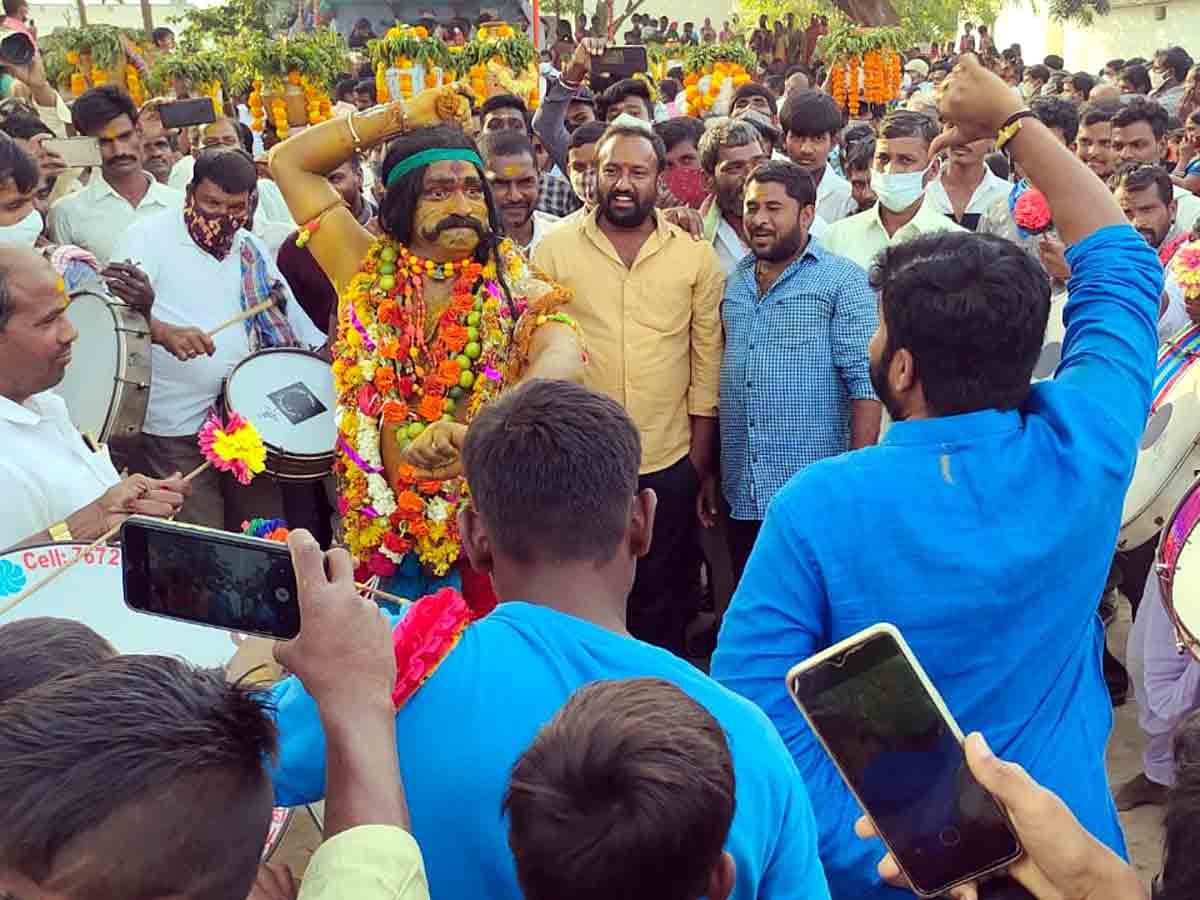 Bonalu : బోనమ్మకు ఘనమైన బోనం..