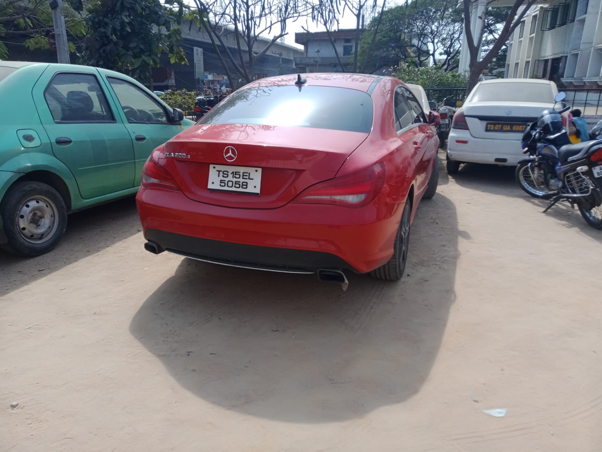 Drunken Driving | మద్యం మత్తులో కారునడిపిన యువతి..ముగ్గురికి గాయాలు