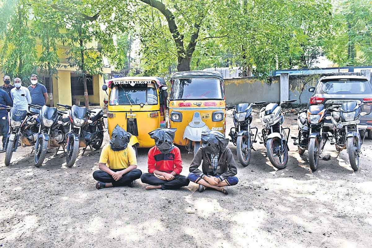 వాహన తనిఖీల్లో పట్టుబడిన దొంగల ముఠా