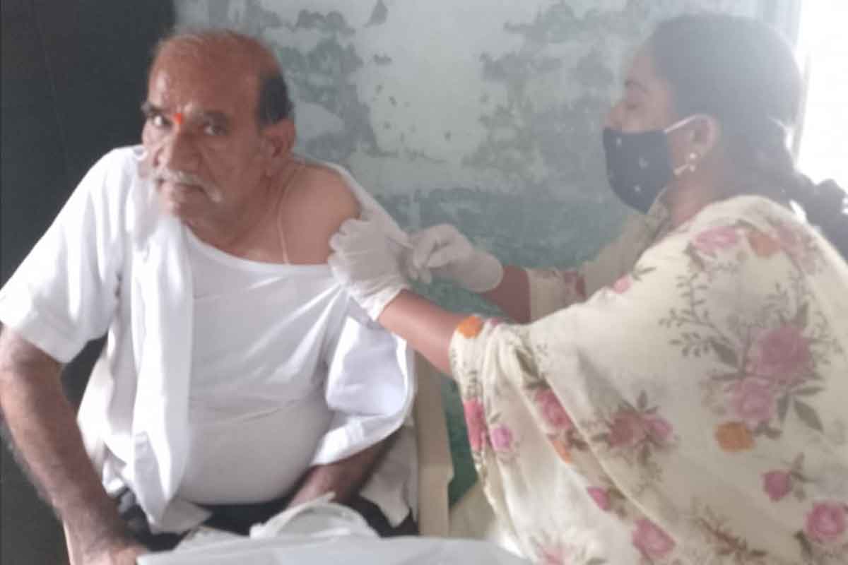 అర్హులందరూ వ్యాక్సిన్‌ వేయించుకోవాలి