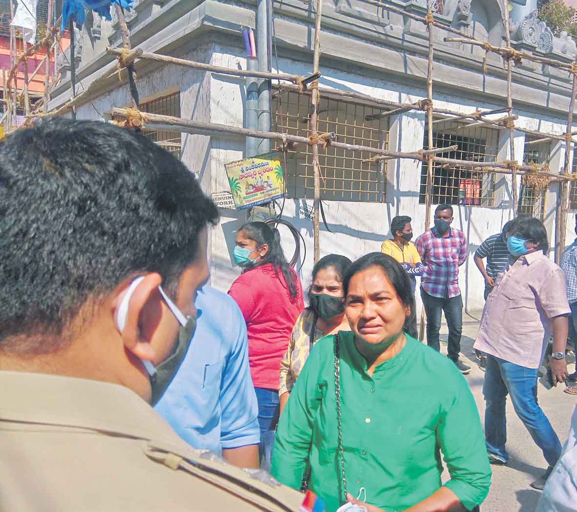 దాడి చేశారంటూ..పరస్పరం ఫిర్యాదులు