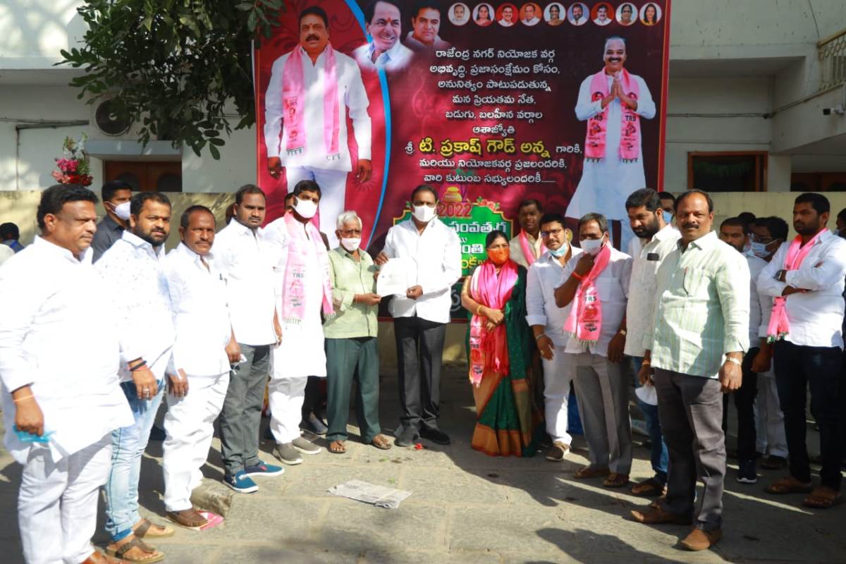 Cm relief fund | సీఎంఆర్‌ఎఫ్‌ చెక్కు అందజేత