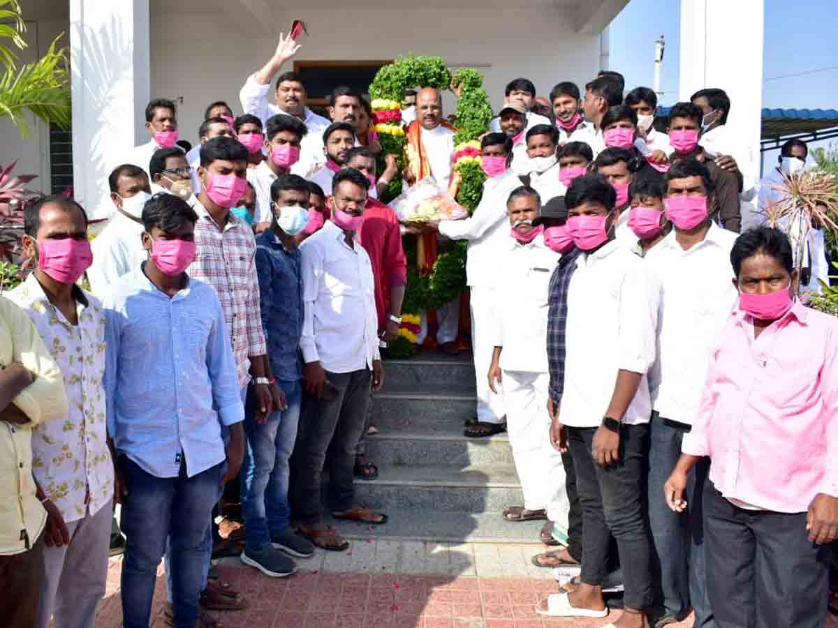 Yacharam : ఎమ్మెల్యే కిషన్‌రెడ్డిని సన్మానించిన టీఆర్‌ఎస్ నాయకులు