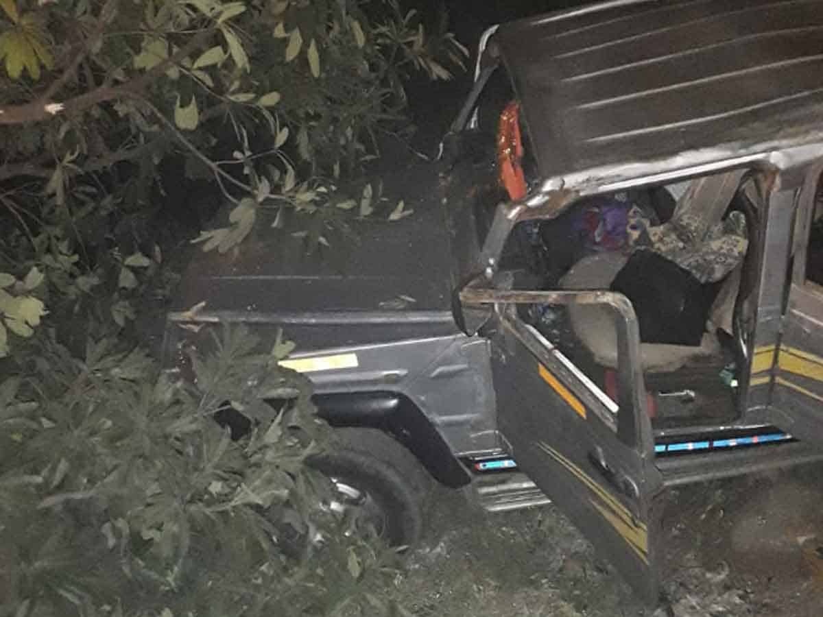 తుఫాన్‌ వాహనాన్ని ఢీకొట్టిన డీసీఎం