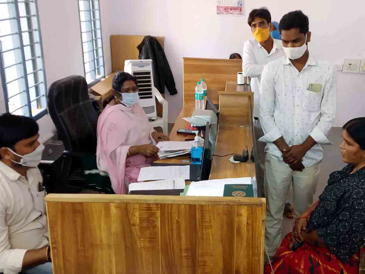 Bomraspet : జోరుగా భూముల రిజిస్ట్రేషన్లు…