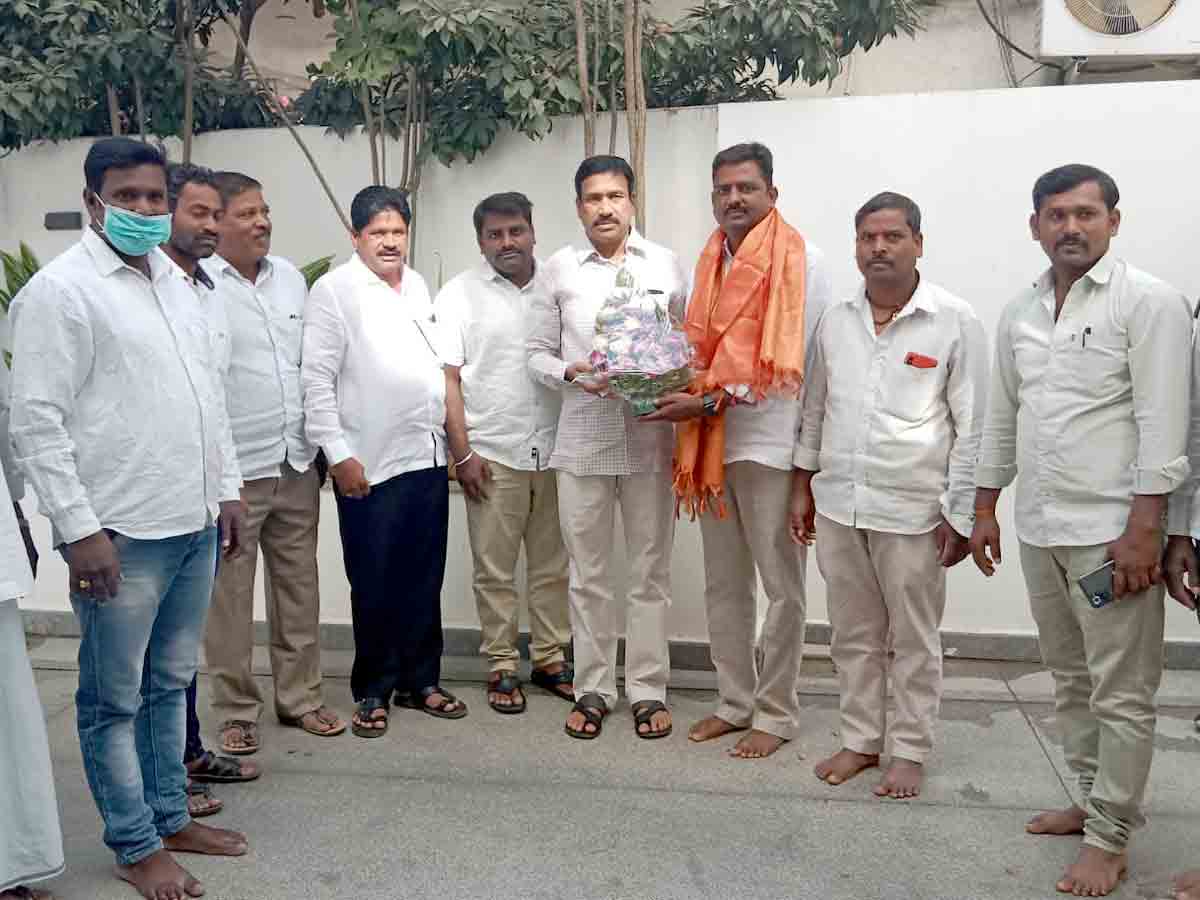 Bomraspeta : ఎమ్మెల్యేకు కలిసిన నాయకులు..