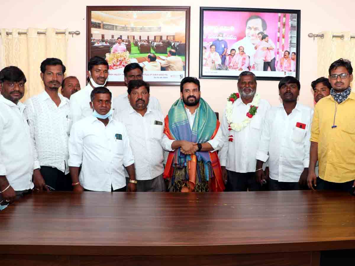 Daruru : ఎమ్మెల్యేను సన్మానించిన నాయకులు..