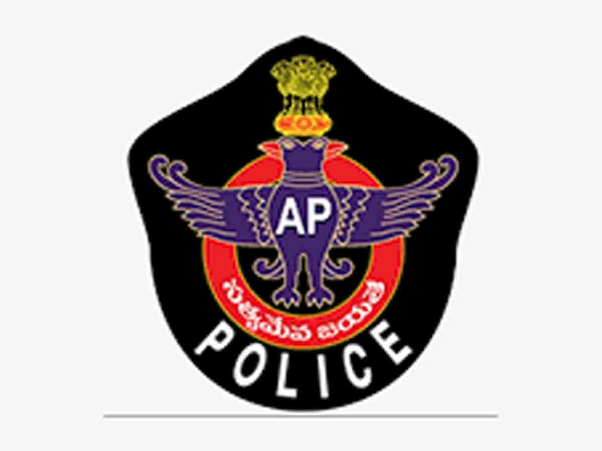 మాజీ ఐఏఎస్‌ అధికారికి నోటీసులు..