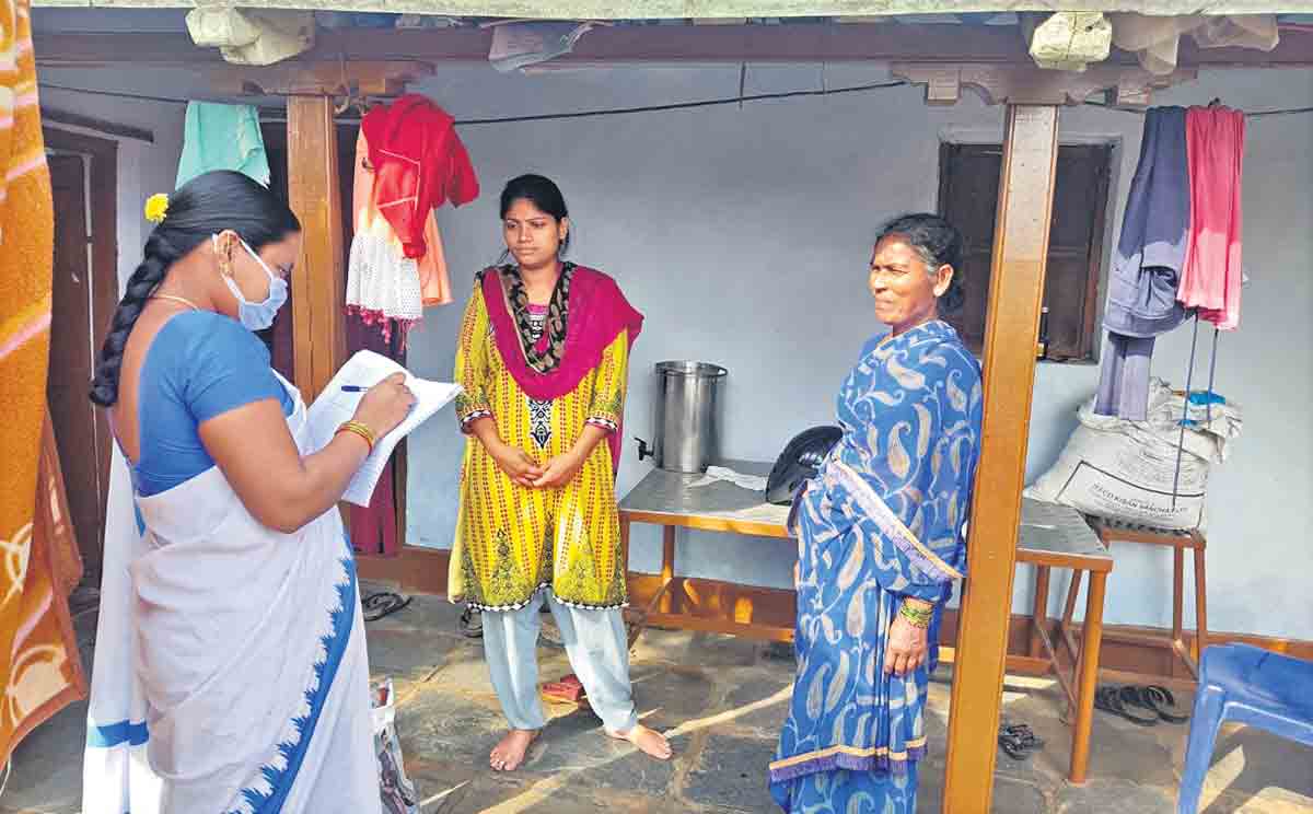 ఇంటింటికీ తిరుగుతూ..