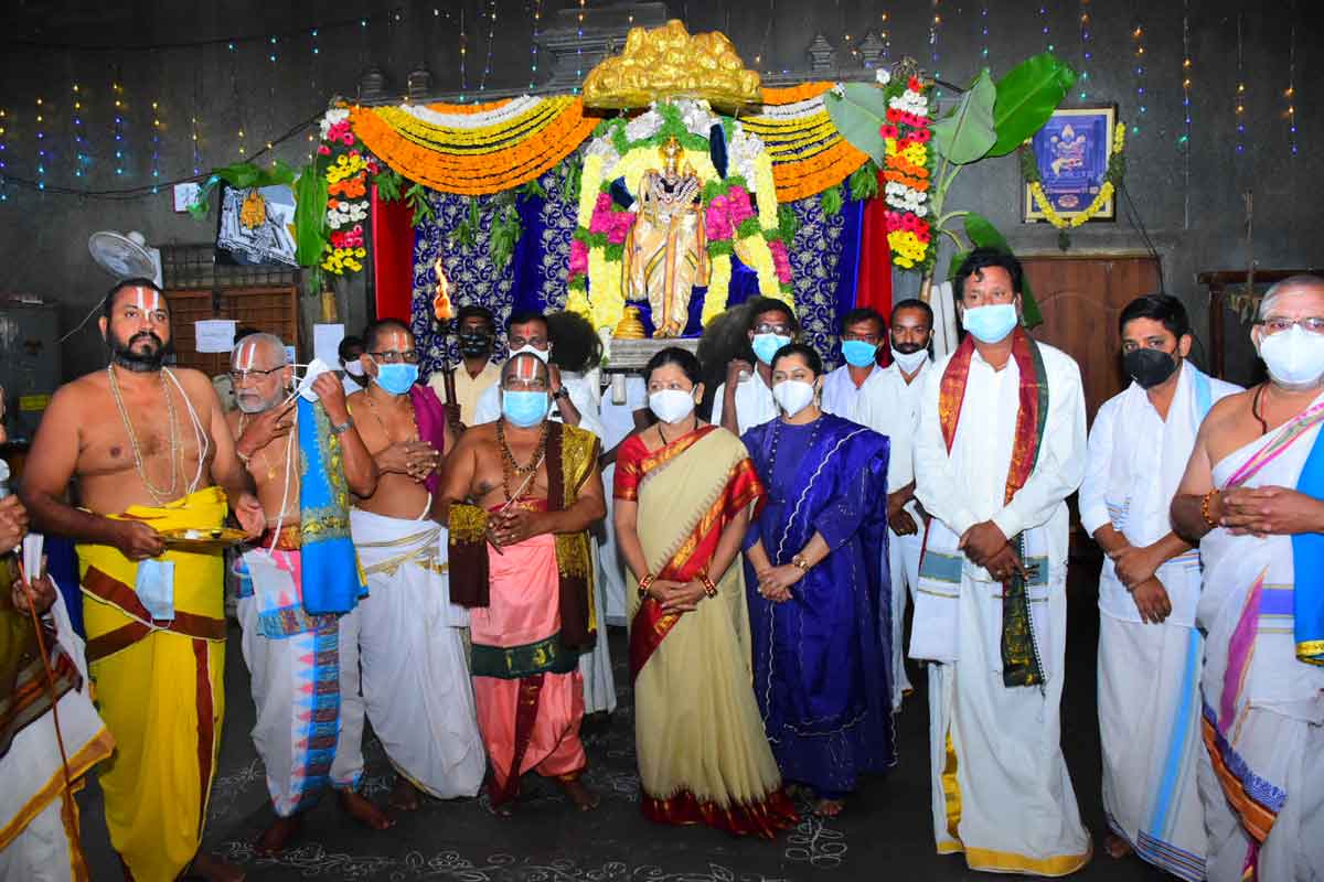 గోవర్ధనగిరిధారిగా నారసింహుడు