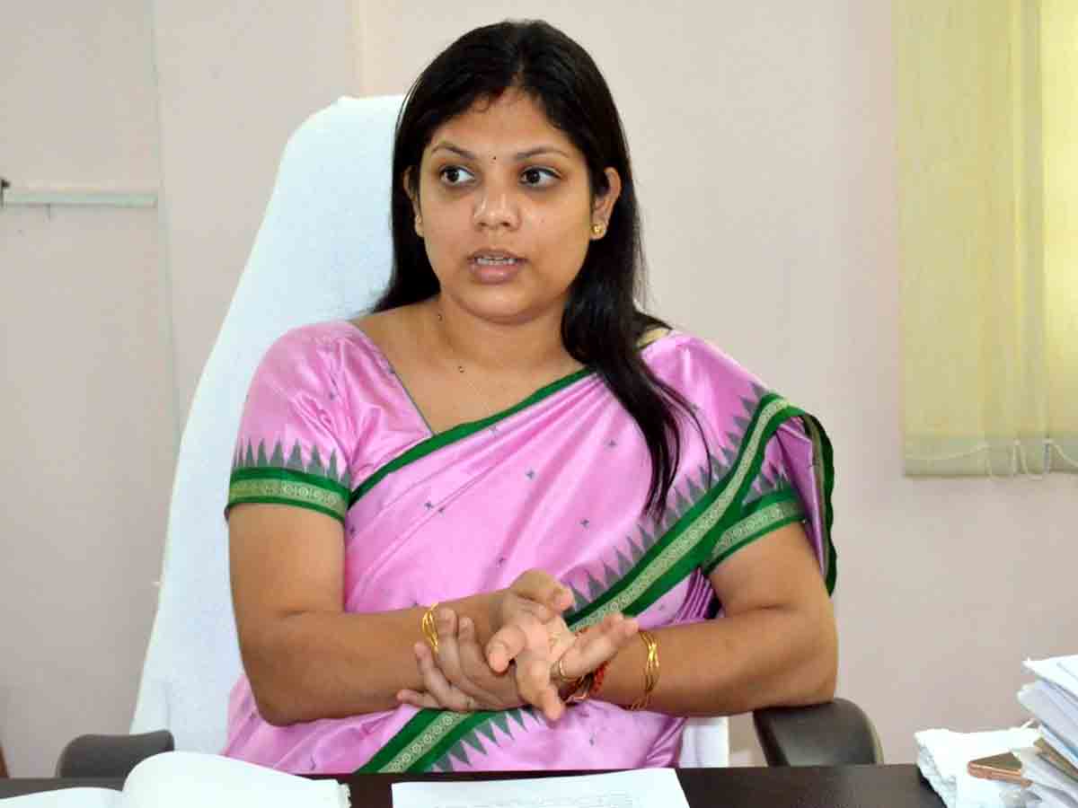 Collector : నిబంధనలు పాటించి పాఠశాలలను పునఃప్రారంభించాలి.. కలెక్టర్‌ పమేలా సత్పతి