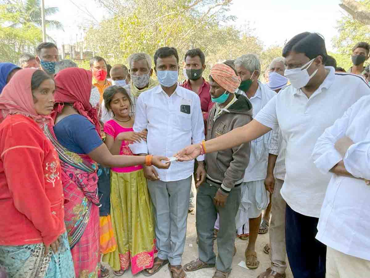 Accident : రోడ్డు ప్రమాదంలో ఇద్దరు మృతి.. మరొకరికి గాయాలు