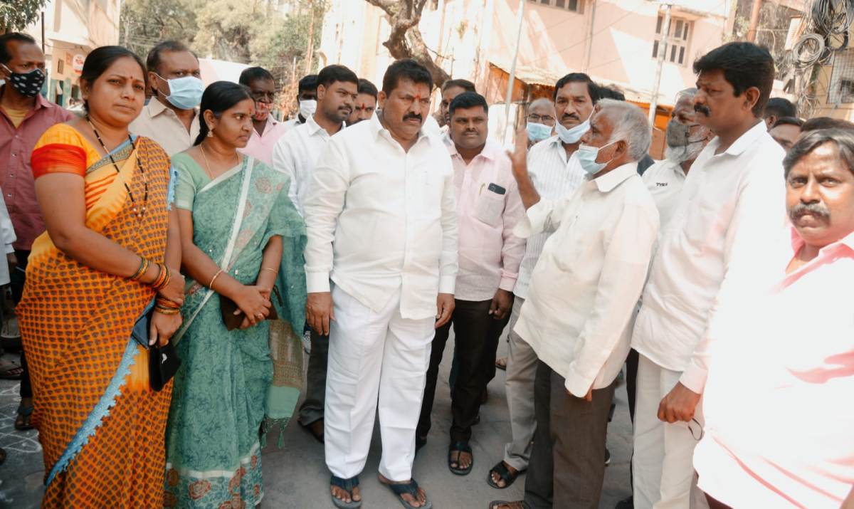 Solve problems | సమస్యలు తెలుసుకోవడానికి మీ వద్దకే వచ్చా : ఎమ్మెల్యే ముఠా గోపాల్‌