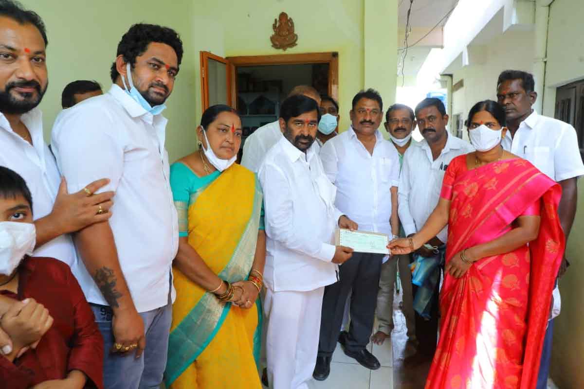 కాలినడక కలియ తిరుగుతూ ..