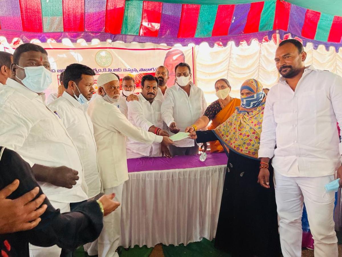 Kalyana Lakshmi | ల‌బ్దిదారుల‌కు కళ్యాణలక్ష్మి..షాదీముబారక్‌ చెక్కుల పంపిణీ