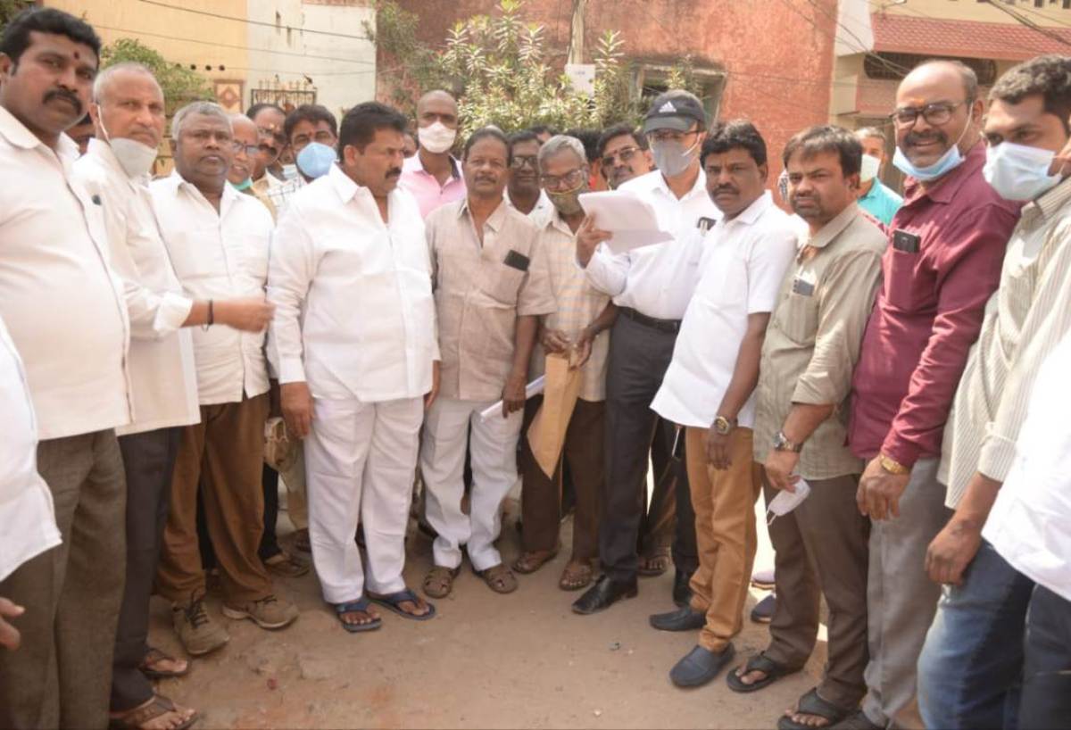 Drainage problems | డ్రైనేజీ సమస్యలు పరిష్కరిస్తాం : ఎమ్మెల్యే ముఠా గోపాల్‌