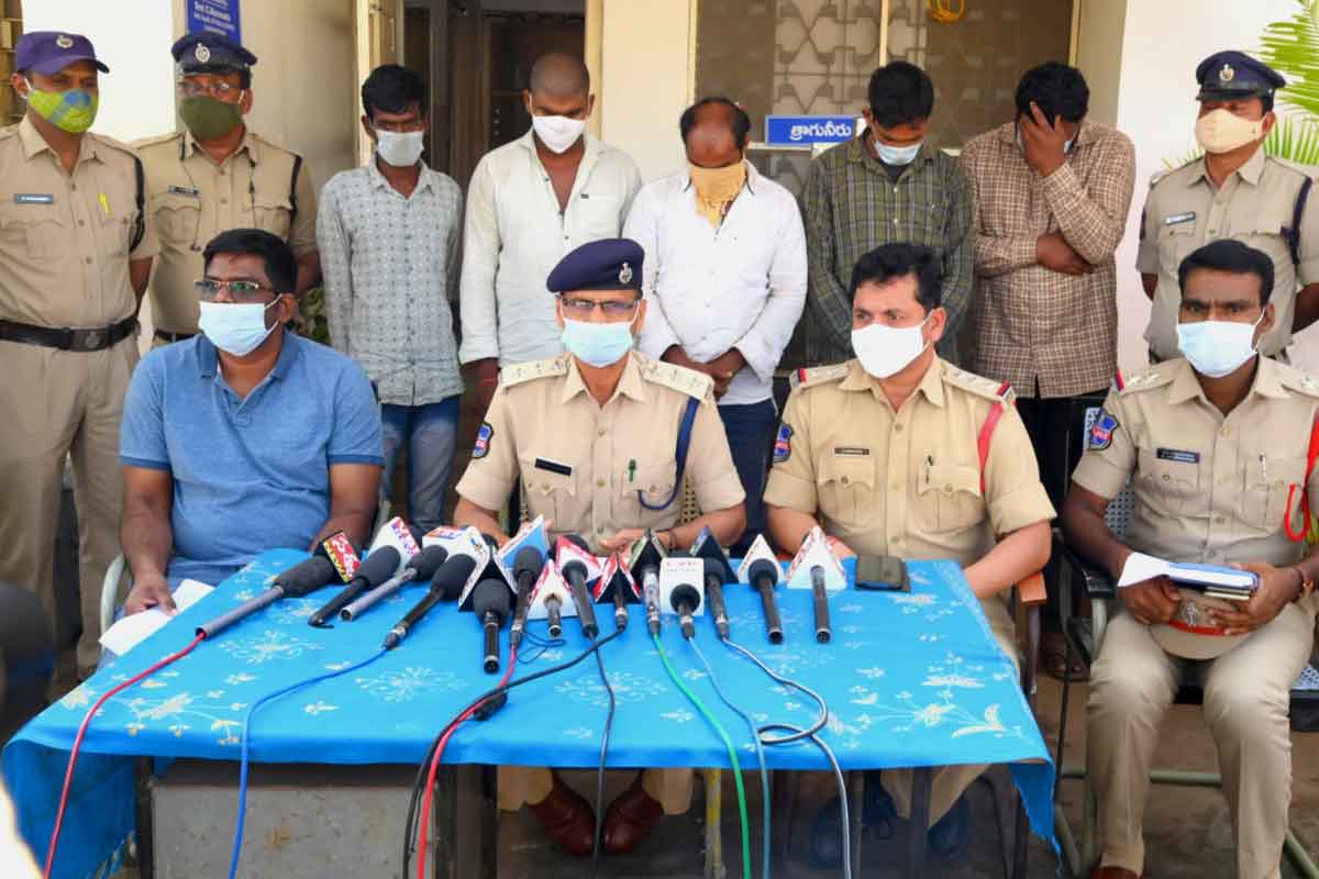 ట్రాక్టర్‌ ట్రాలీల దొంగల ముఠా అరెస్టు