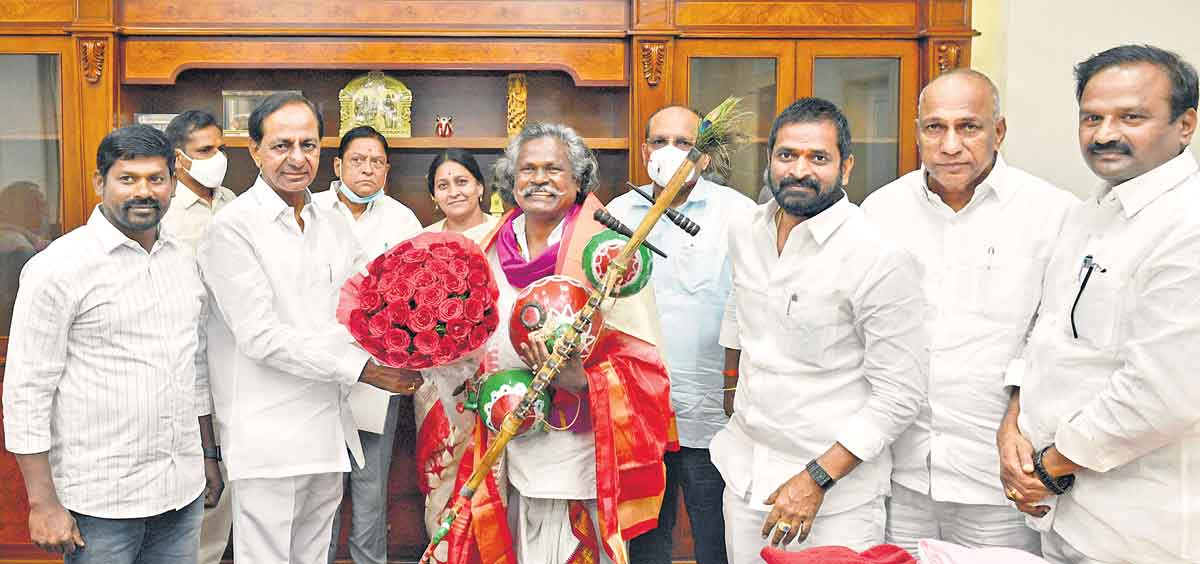 పద్మశ్రీ గ్రహీత మొగిలయ్యకు ఇంటి స్థలం, కోటి నగదు