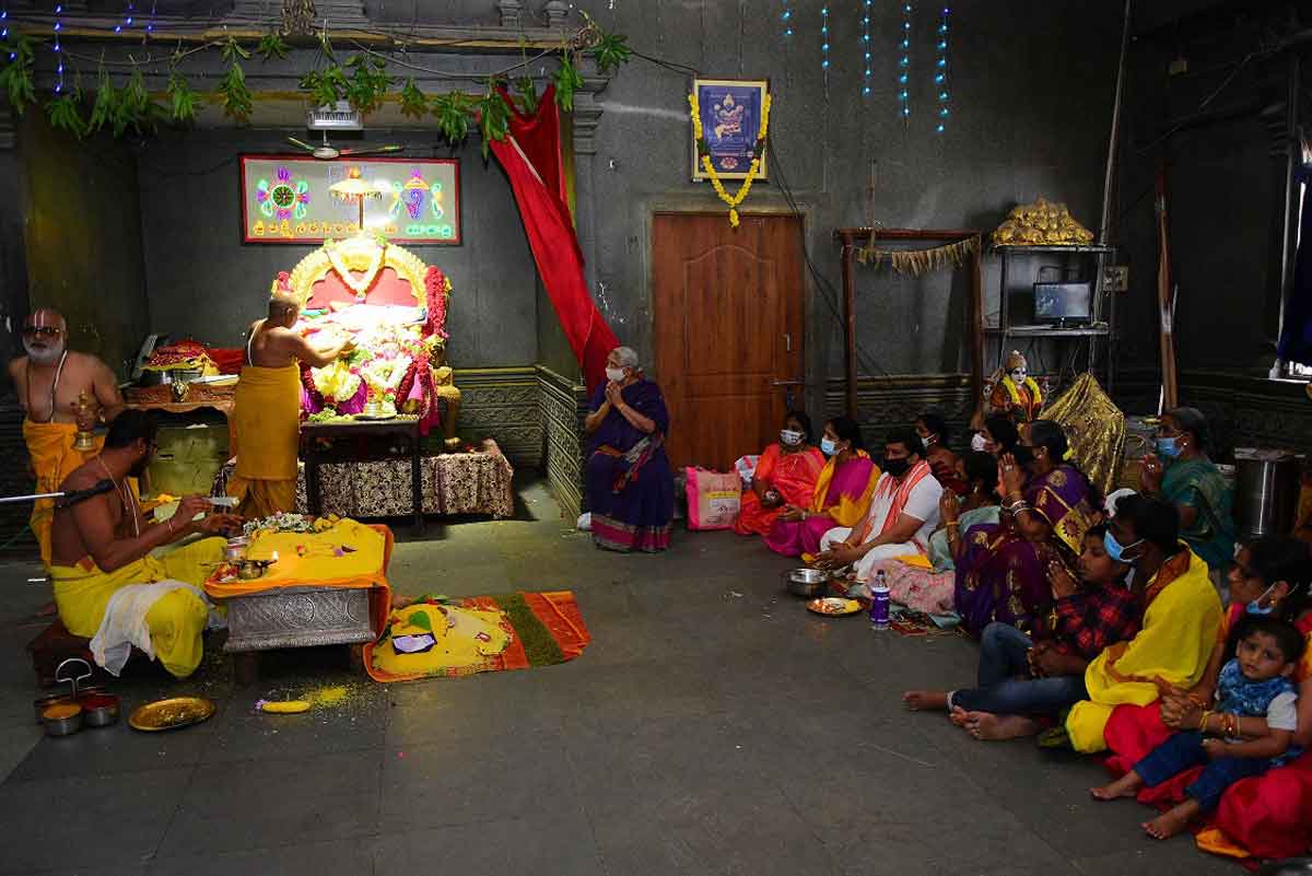 ఆండాళ్‌ అమ్మవారికి ఊంజల్‌ సేవ