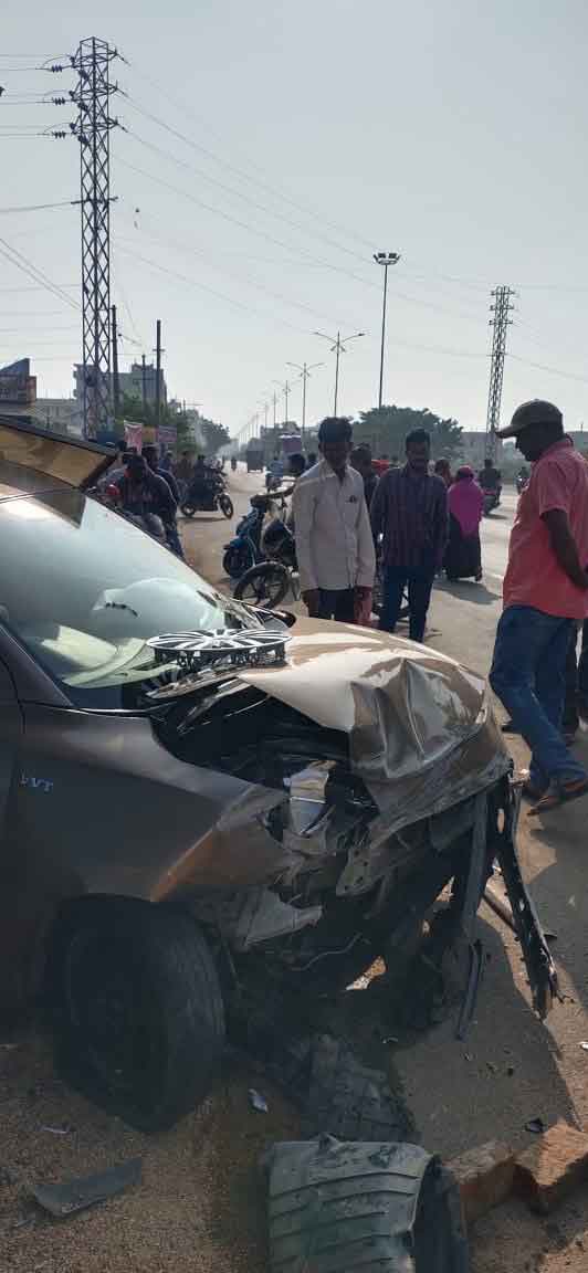 డివైడర్‌ను ఢీకొన్న కారు