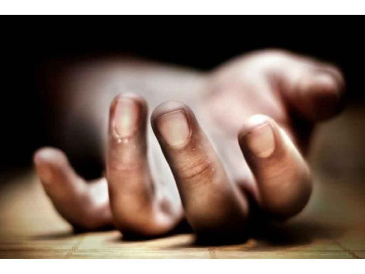 కుటుంబ కలహాలతో తల్లి కూతుళ్ల ఆత్మహత్య..