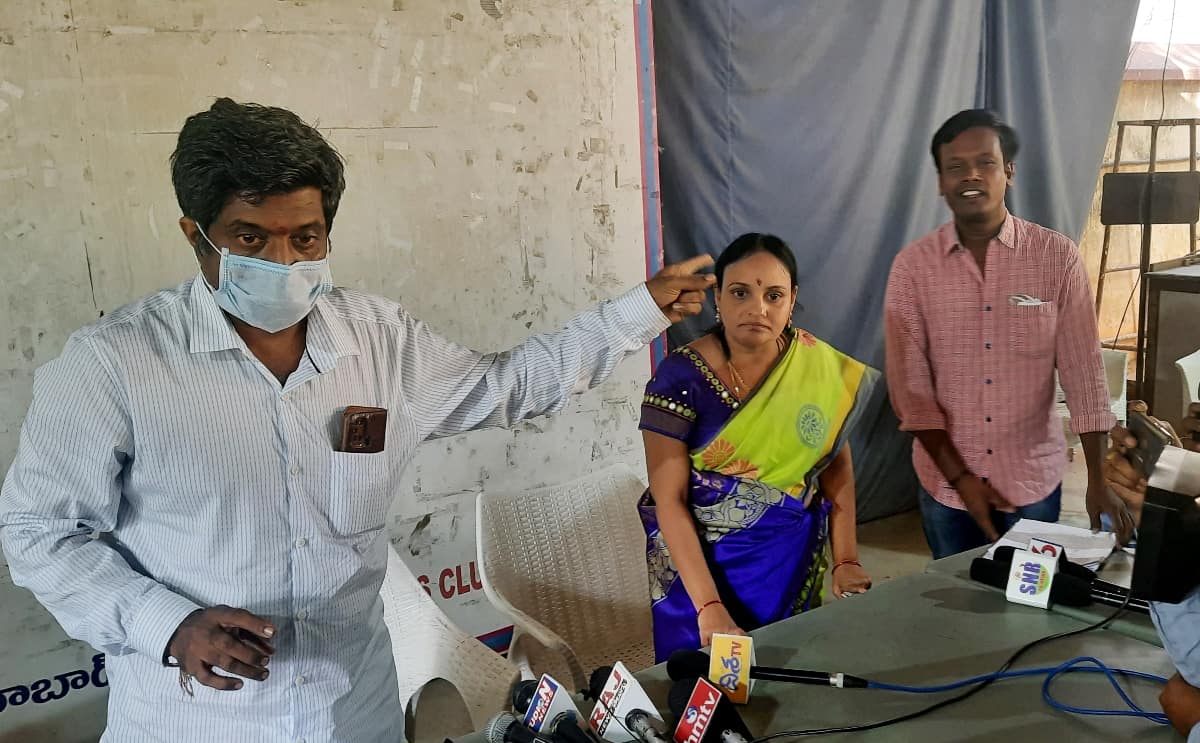 She has two | ఆమెకు ఇద్దరు.. నాభార్యంటే నా భార్య‌ని వాళ్లిద్ద‌రూ..