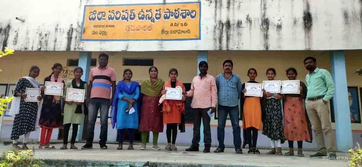 రాష్ట్ర స్థాయి కవితల పోటీలో తడ్‌పాకల్‌ విద్యార్థినుల ప్రతిభ