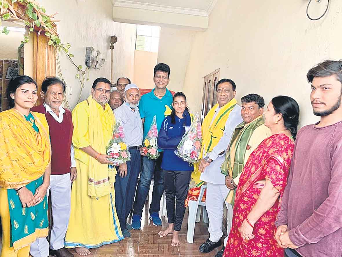 గుగులోత్‌ సౌమ్యకు పలువురి పరామర్శ