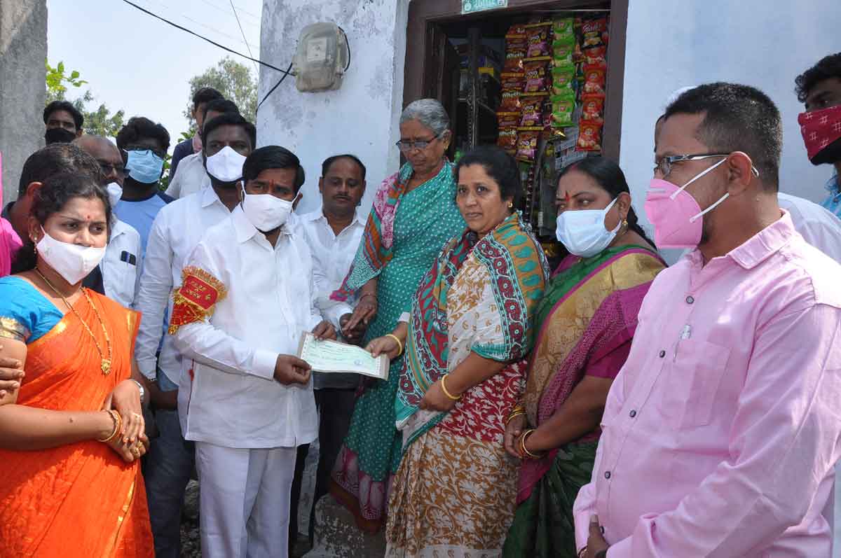 పేదల ఇంటికే పెండ్లి కట్నం