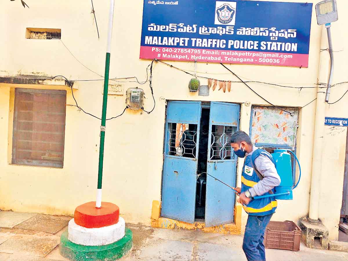 రసాయనాలు చల్లుతూపాజిటివ్‌ను తగ్గిస్తూ..