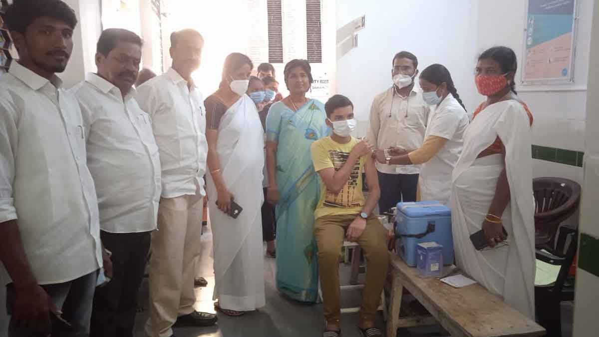 టీనేజర్లకు వ్యాక్సినేషన్‌ షురూ