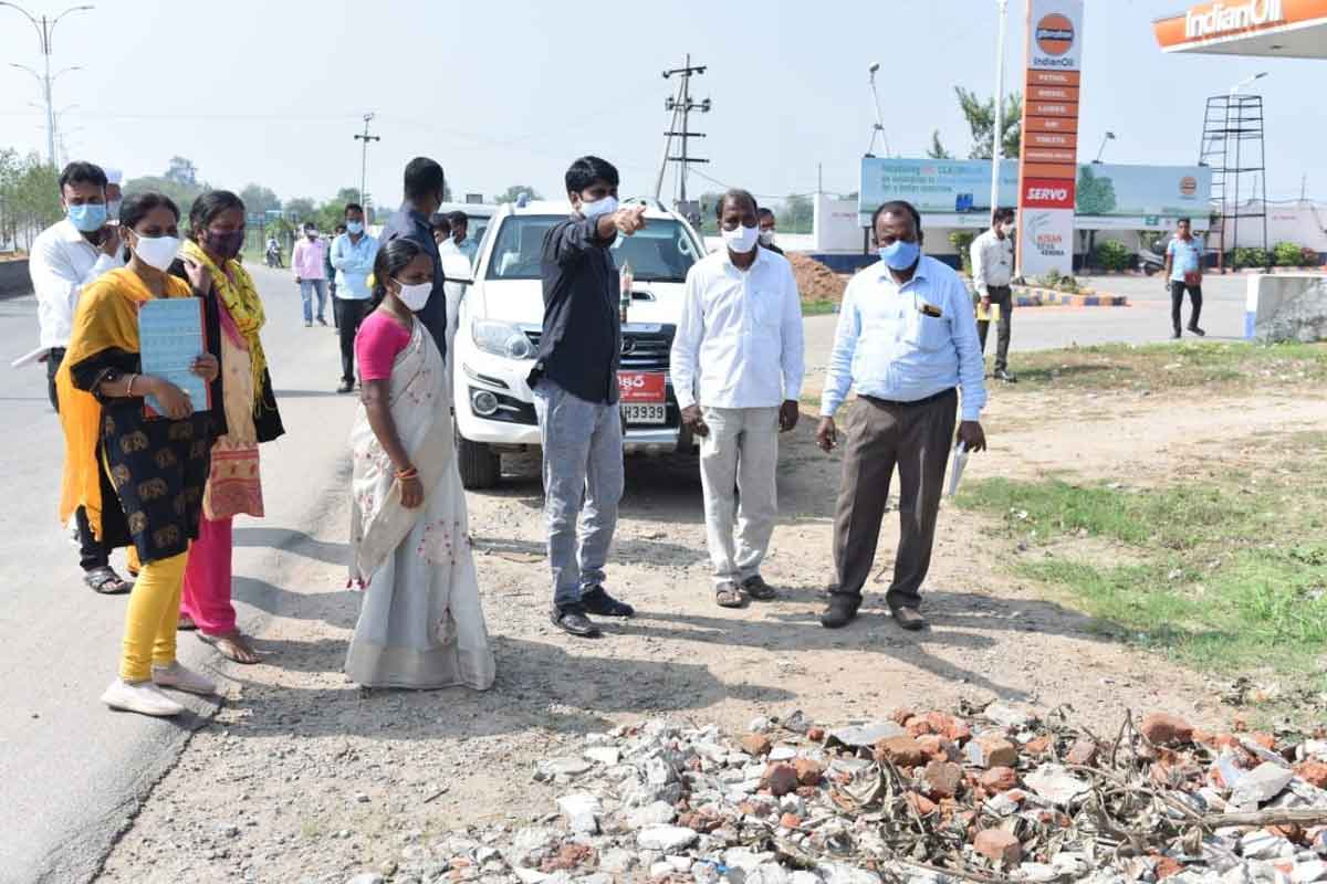 ఖాళీ స్థలాల్లో మొక్కలు నాటాలి