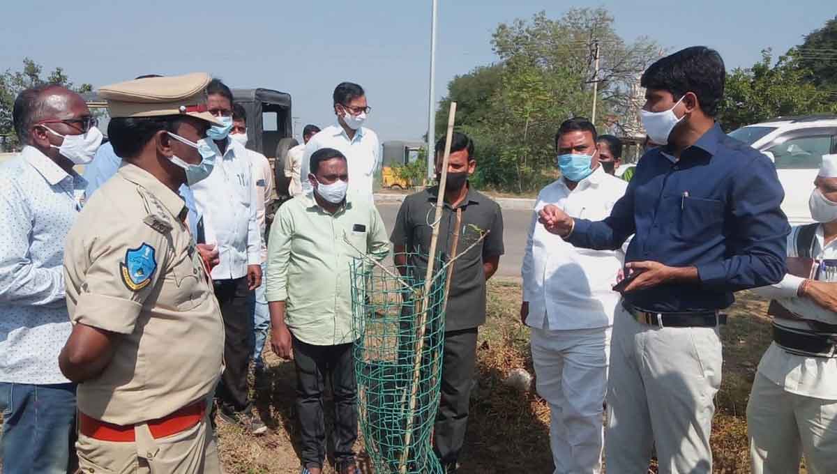నాటిన ప్రతి మొక్కనూ సంరక్షించాలి