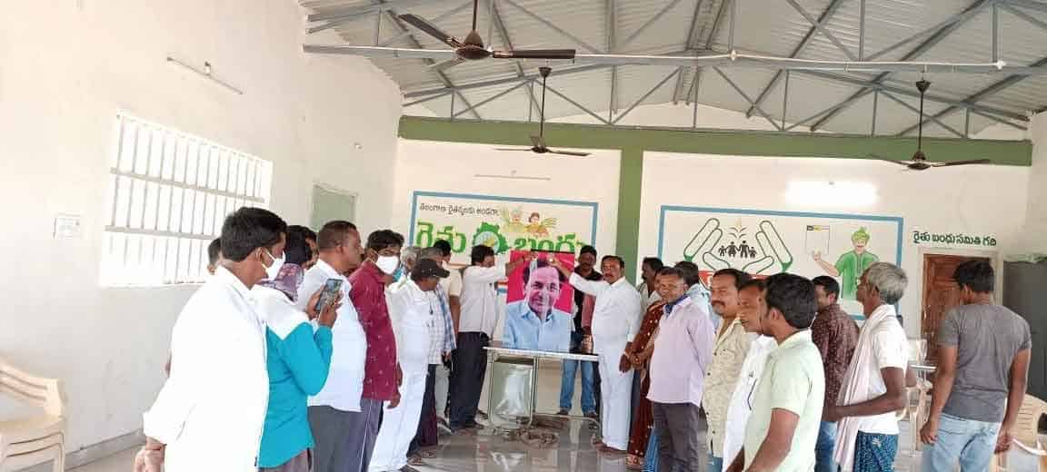 సీఎం కేసీఆర్‌ చిత్రపటాలకు క్షీరాభిషేకం