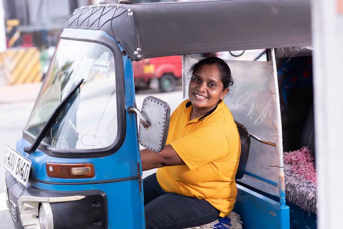 అతివలకు ఈ- ఆటోలు