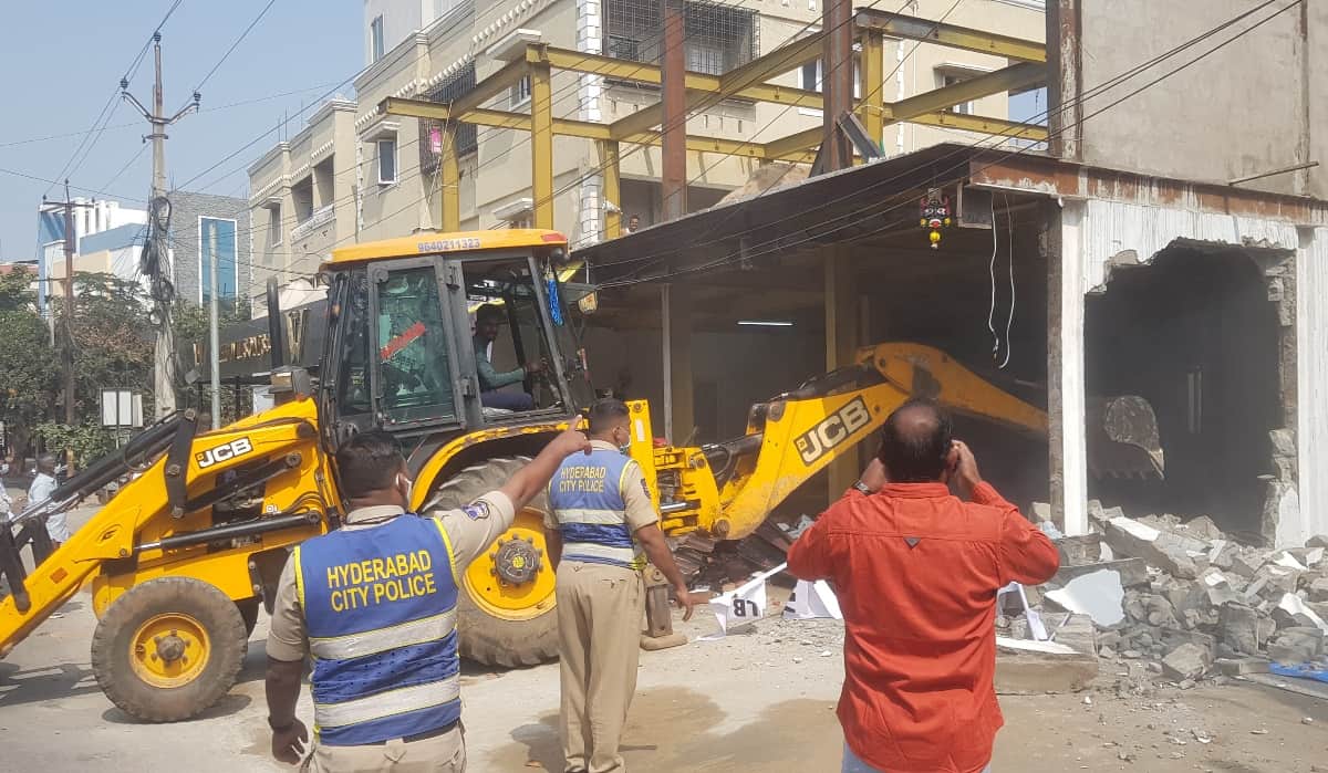 Illegal structures | జూబ్లీహిల్స్​‍లో అక్రమ నిర్మాణాలు నేలమట్టం