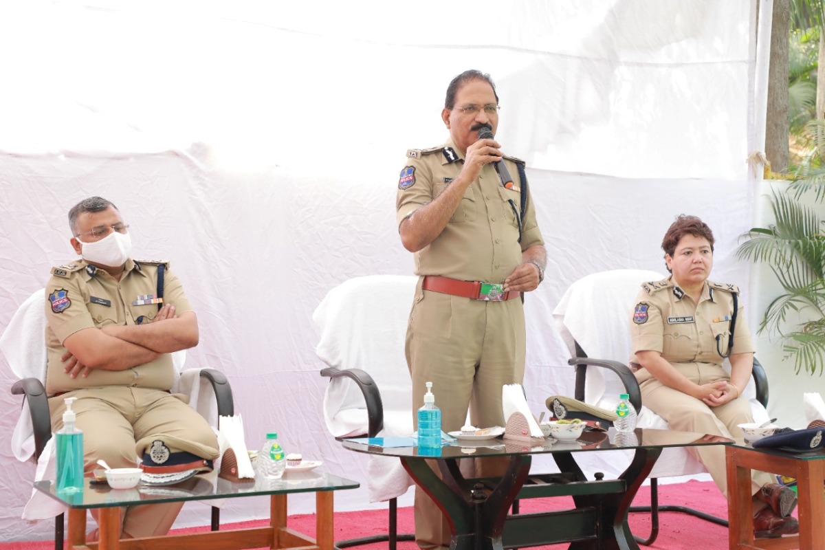 Happy new year | న్యూఇయ‌ర్ వేడుకల్లో డీజీపీ మ‌హేంద‌ర్‌రెడ్డి