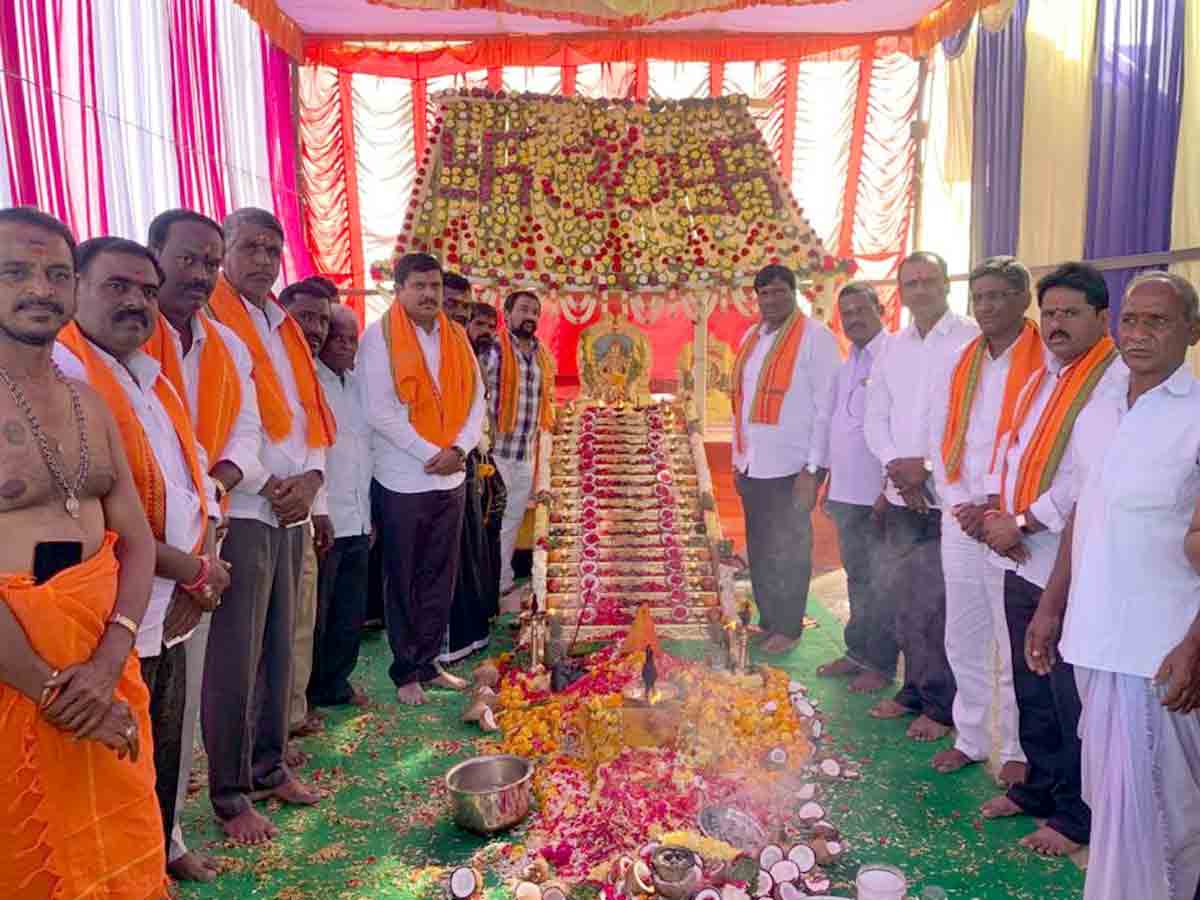 Ayyappa puja : గురుస్వాముల ఆధ్వర్యంలో అయ్యప్ప పడిపూజ..