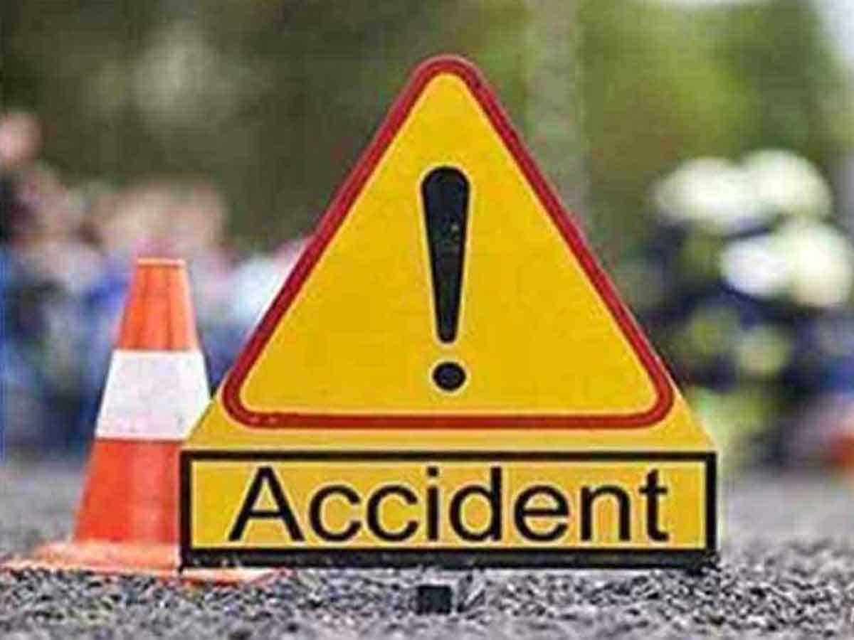 రహదారిపై కారు బోల్తా ..ఇద్దరు మృతి