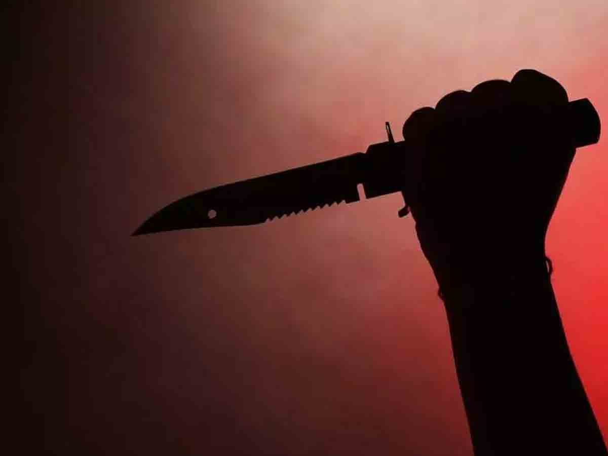 కడప కలెక్టరేట్‌లో కత్తితో వ్యక్తి వీరంగం..