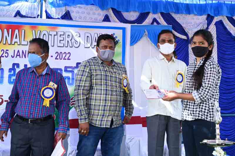 ప్రజాస్వామ్యంలో ఓటు కీలకం