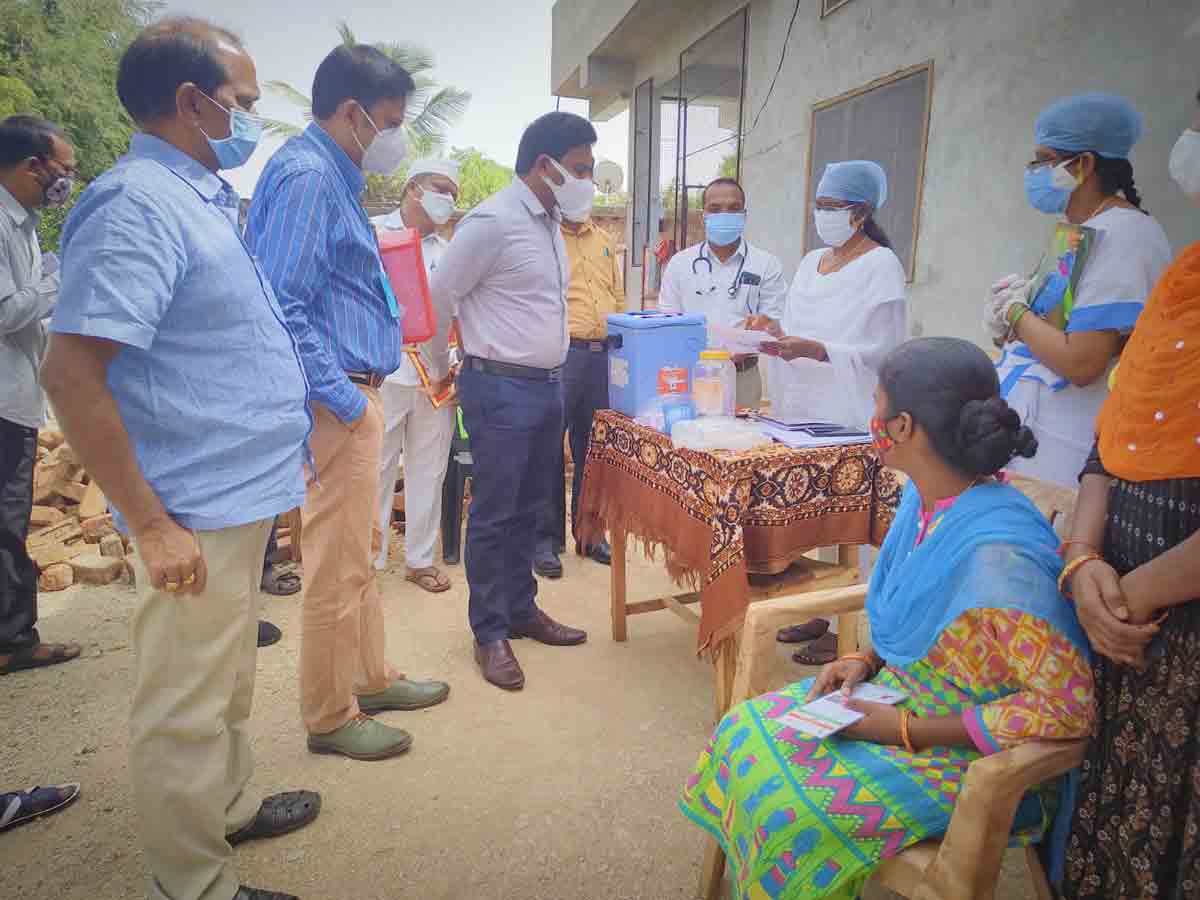 అర్హులందరూ వ్యాక్సిన్‌ వేసుకోవాలి